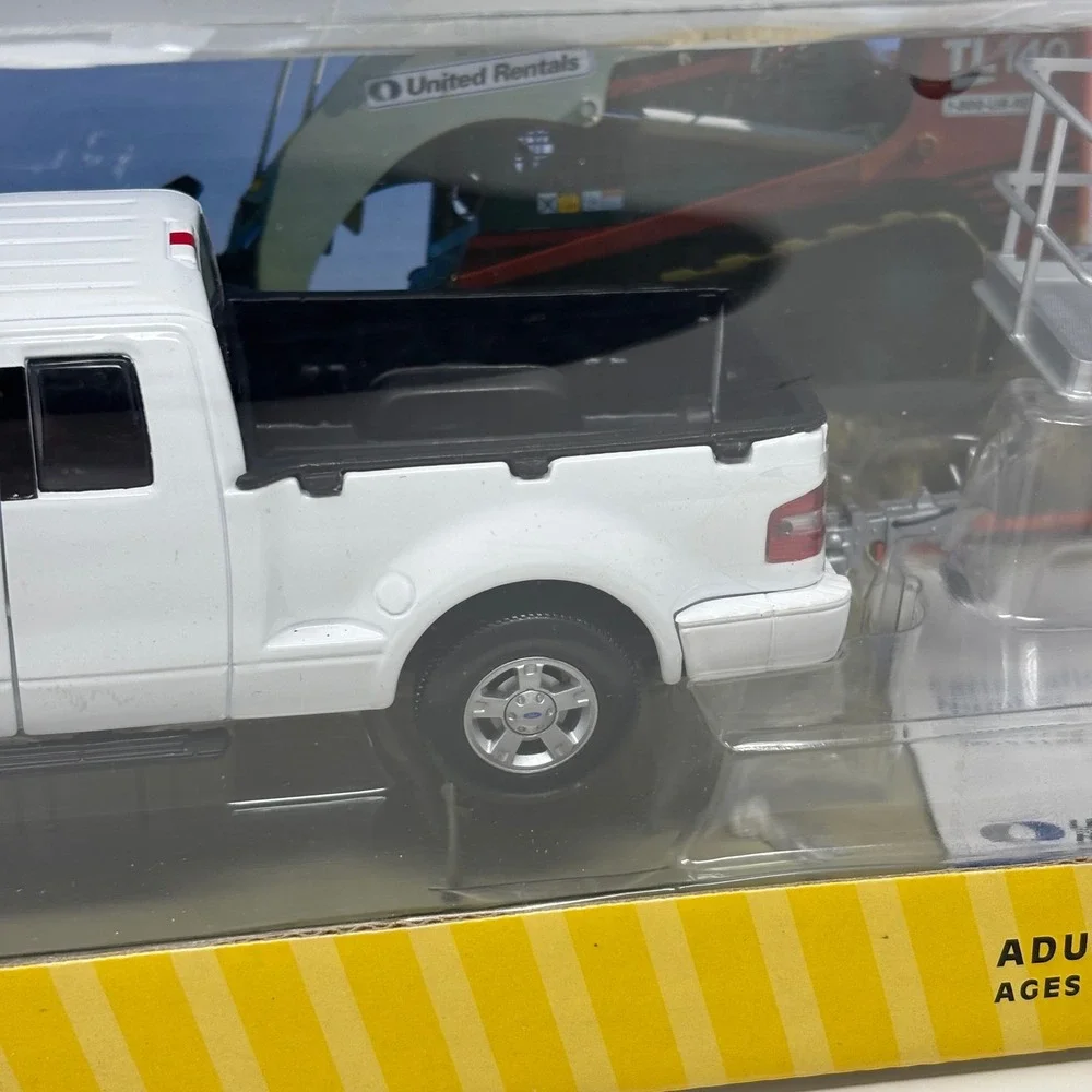 United Rentals Collector Series V Ford F150‎ Pickup & JLG TOW-PRO T350 Boom Lift
